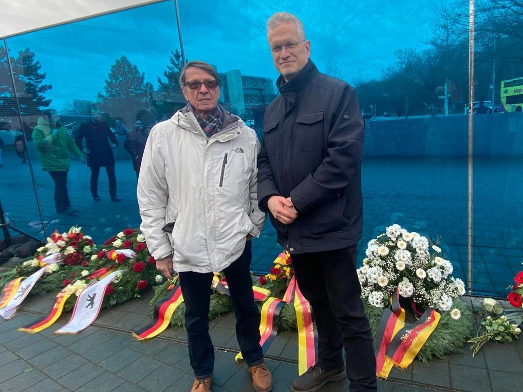 Behinderten Sportverband Berlin (@bsb_berlin) on Twitter photo Ehrenpräsident Dr. Ehrhart Körting und Vizepräsident <a href="/StefanSchenck/">Stefan Schenck</a> haben beim Gedenken an die 300.000 Opfer der NS-"Euthanasie"-Verbrechen den Behinderten- und Rehabilitations-Sportverband #Berlin e.V. vertreten.
#NieWiederIstJetzt #WeRemember Ehrenpräsident Dr. Ehrhart Körting und Vizepräsident <a href="/StefanSchenck/">Stefan Schenck</a> haben beim Gedenken an die 300.000 Opfer der NS-"Euthanasie"-Verbrechen den Behinderten- und Rehabilitations-Sportverband #Berlin e.V. vertreten.
#NieWiederIstJetzt #WeRemember