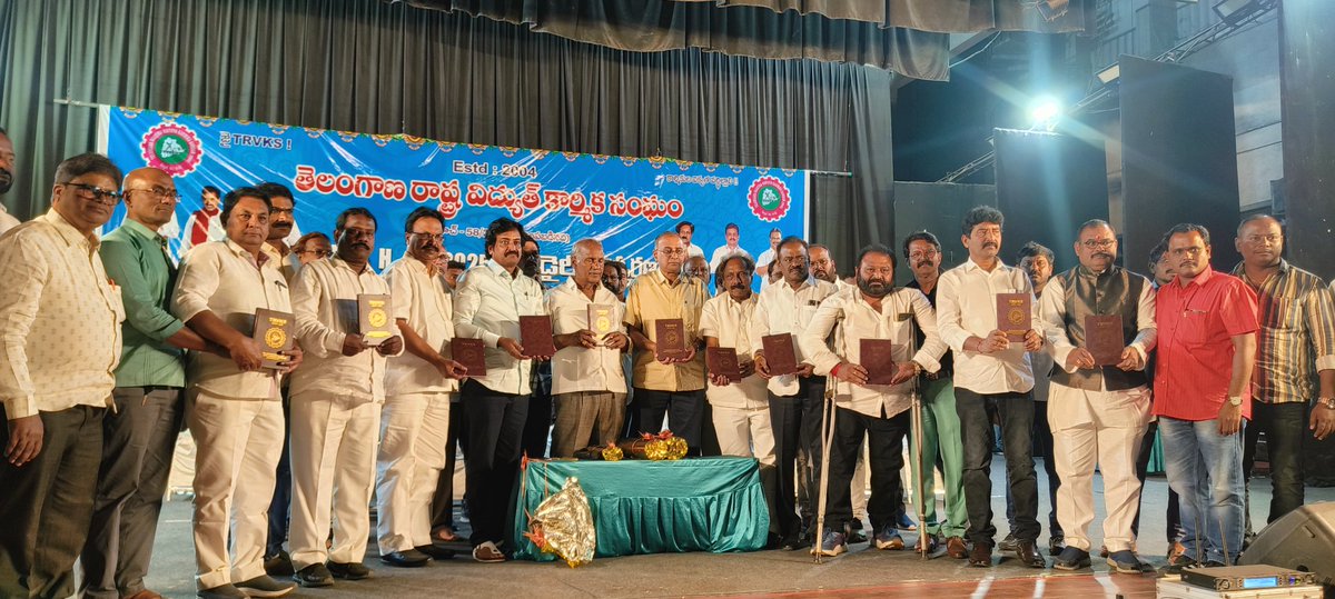 తెలంగాణ రాష్ట్ర విద్యుత్ కార్మిక సంఘం (TRVKS) డైరీ క్యాలెండర్ ఆవిష్కరణ కార్యక్రమంలో పాల్గొని ప్రసంగించిన సిపిఐ రాష్ట్ర కార్యదర్శి, కొత్తగూడెం ఎమ్మెల్యే కూనంనేని సాంబశివరావు గారు...
<a href="/kunamneni_rao/">Kunamneni Sambasiva Rao</a>