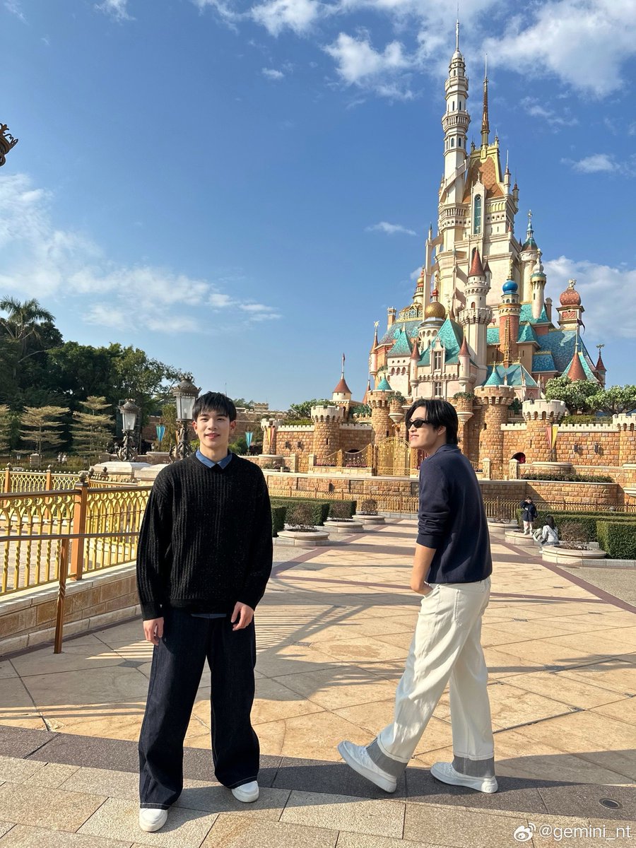 nongsiii's tweet photo. i just realized gemini posted a different pics on weibo 🥹🤍

#GeminiFourth #เจมีไนน์โฟร์ท
#Gemini_NT #Fourthnattawat https://t.co/Z5wt5vZaZ5