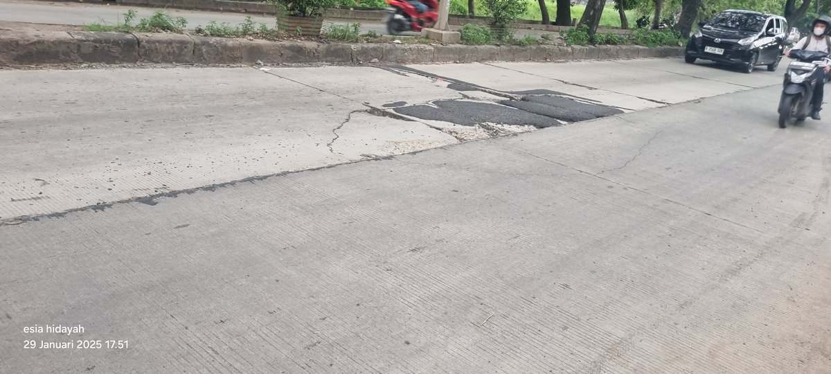 Min <a href="/Kota_Tangerang/">KOTA TANGERANG</a>  Ini nambalnya pakai dodol?
Baru beberapa hari dah amblas lagi.
Koordinat : 
maps.app.goo.gl/mvzgfkMxu5mo7k…
Cek juga sepanjang jalan 
maps.app.goo.gl/eUoJZKMjQnjUPk…
Sampai jalan 
maps.app.goo.gl/9AHEbHvabK8Gkw…
Itu Jalan Utama ke Bandara loh min,  Tapi Jalannya banyak lubang.