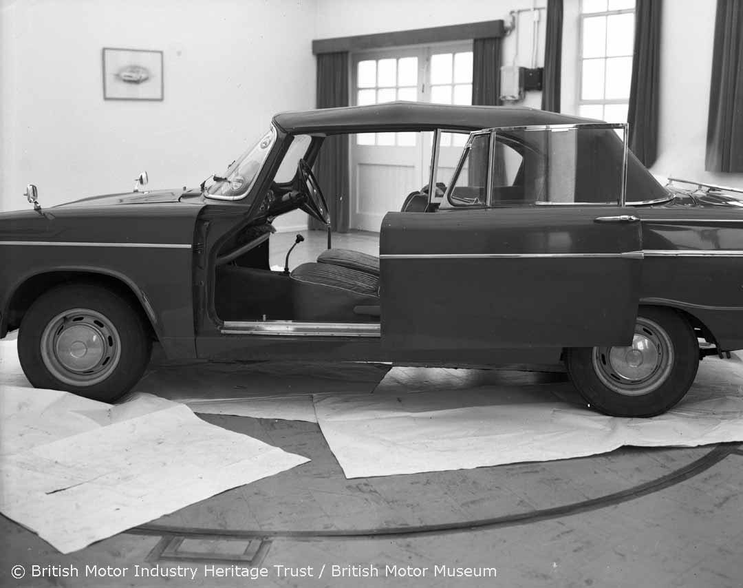 Here's a backwards brainteaser for #NationalBackwardsDay! Can you decipher it? ⏮️
 
sihT si a hpargotohp fo na latnemirepxe gnidils rood no a namlliH repuS xniM dengised ot edils sdrawkcab nehw denepo. 

#Archive #Photograph