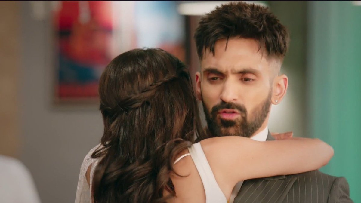 lostinvinylxo's tweet photo. she hugged him as soon as she saw him 😭😭😭😭🫂

amu 😭😭

#ArjitTaneja • #SritiJha • #AmVira 
#KaiseMujheTumMilGaye • #SriJit https://t.co/AH1wCf9aBl