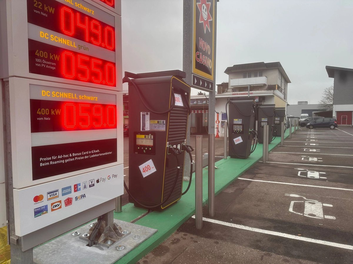 electricfelix's tweet photo. Deutschland, YOU CAN DO THIS🇩🇪🇩🇪🇩🇪
@charginghero1 📸
#fair #adhoc #pricing even when charging at up to 400kW
⚡️⚡️⚡️
#alwaysbecharging https://t.co/FHwVX5rAq2