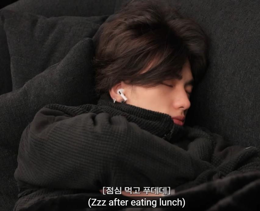 intocurses's tweet photo. HYUNJIN THE ABSOLUTE CUTEST THE LOVE OF MY LIFE UEUEUEUEUEUE 😭😭😭😭😭😭😭 https://t.co/IkjaB40WaI