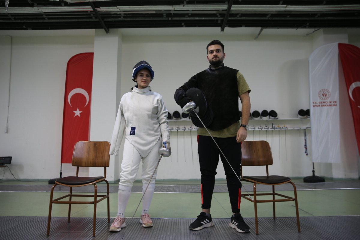 trtsporyildiz's tweet photo. 🗣️ "Sağ kolumla kazandığım başarıları şimdi de sol kolumla kazanacağım. Şampiyonluklarımı vefat eden annem, babam ve kardeşime armağan edeceğim. Bu benim için onurdur"

🤺 6 Şubat depremlerinde sağ kolunu kaybeden Meryem Hanne Erbil, sol koluyla şampiyon olmak istiyor. https://t.co/Xtxwwr5FDR