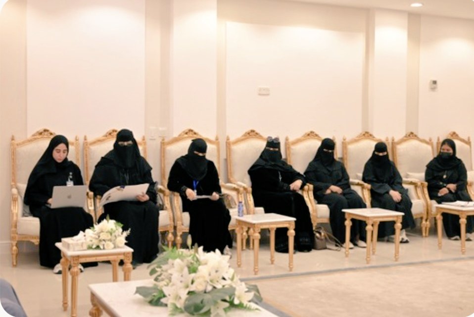 oldplayers2021's tweet photo. كرم ا.احمد النباط رئيس جمعية اللاعبين القدامى ا.محمد السماري مدير عام فرع وزارة الموارد البشرية والتنمية الاجتماعية بالشرقية وذلك أثناء الاجتماع الذي عقد اليوم بحضور مستور الشهراني وجمال محمد وفؤاد السليم وعبدالسلام المهناء ونصيب الدوسري وعبدالله يوسف ( تايجر) وموظفات الجمعية . https://t.co/rKqnuDMsdW