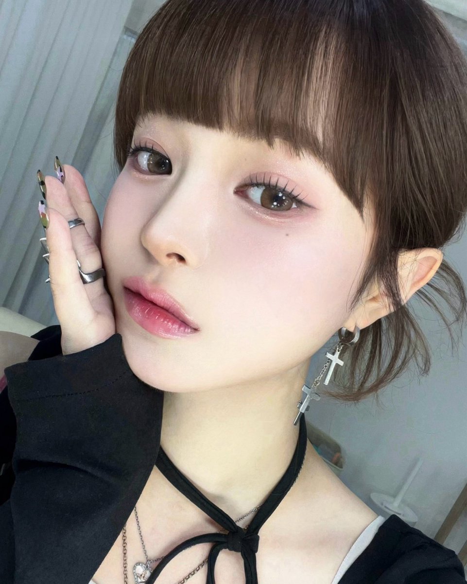 2v2_2v2_'s tweet photo. 샵 화장 받고
퇴마 당함 https://t.co/TqzjyD6IZq