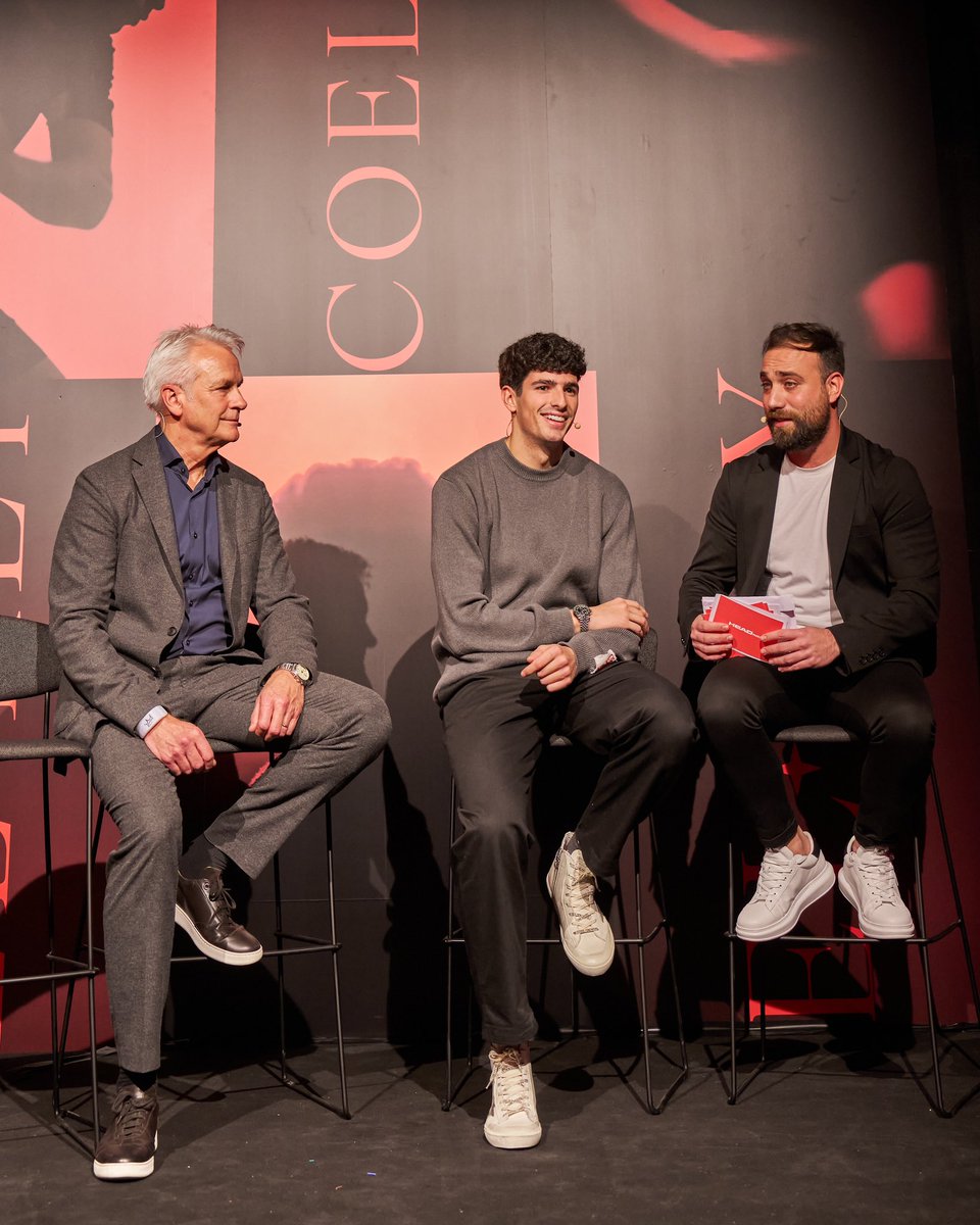 HEAD_PADEL's tweet image. And with the presentation of the COELLO line, we can now announce that we are very excited to inform you that Arturo will continue being part of the #TeamHEAD 💯 ❤️.   

#TeamHEAD l #HEADPadel l #ArturoCoello l #COELLO2025 l #HEADCoello2025