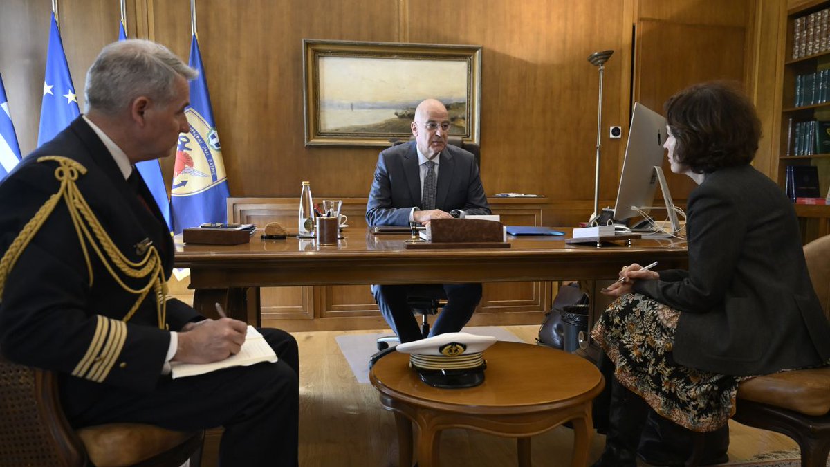 Μετά τη σχετική ενημέρωση του Πρωθυπουργού κ. Κυριάκου Μητσοτάκη και του Υπουργού Εξωτερικών, κ. Γεώργιου Γεραπετρίτη, συναντήθηκα σήμερα στο ΥΠΕΘΑ με την Πρέσβη της Γαλλίας, κα Laurence Auer, από την οποία ζήτησα επίσημη ενημέρωση σχετικά με τις πληροφορίες για πώληση πυραύλων