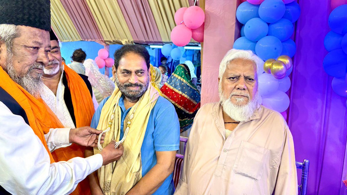 NitinRaut_INC's tweet photo. सरकार शहंशाहे हफ्ते अक़्लीम हज़रत सैय्यद मोहम्मद बाबा ताजुद्दीन की यौमे विलादत (जन्मदिन) पर आशी नगर टेका स्थित प्रोग्राम में केक काटकर व लंगर तक्सीम करके जन्मदिन मनाया गया !
#tajuddin
#nagpur https://t.co/ZfvKrFw7Pm
