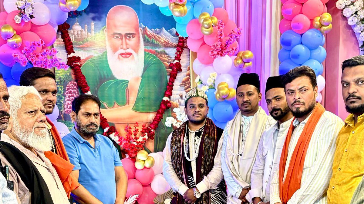 NitinRaut_INC's tweet photo. सरकार शहंशाहे हफ्ते अक़्लीम हज़रत सैय्यद मोहम्मद बाबा ताजुद्दीन की यौमे विलादत (जन्मदिन) पर आशी नगर टेका स्थित प्रोग्राम में केक काटकर व लंगर तक्सीम करके जन्मदिन मनाया गया !
#tajuddin
#nagpur https://t.co/ZfvKrFw7Pm