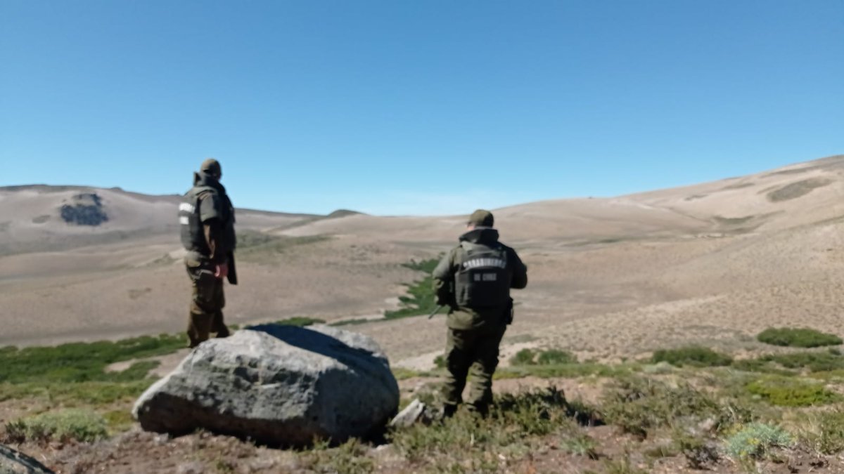 CarabAraucania's tweet photo. Carabineros de la Tenencia Fronteriza #Liucura en #Lonquimay patrullan los hitos 23, 24 y 25 generando prevención y soberanía en los lugares más apartados de nuestra región de La #Araucanía. #OrdenyPatria https://t.co/5FPse4KL1o