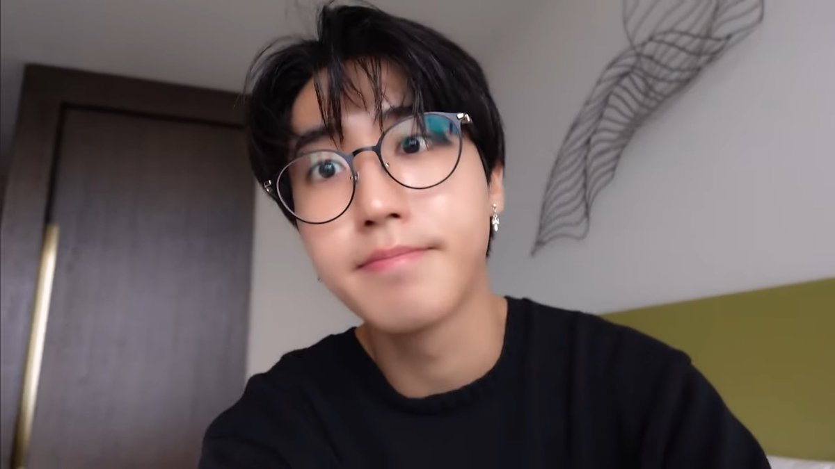 yslcheol's tweet photo. han jisung with specs 🖤 https://t.co/8tDMVdVj0s