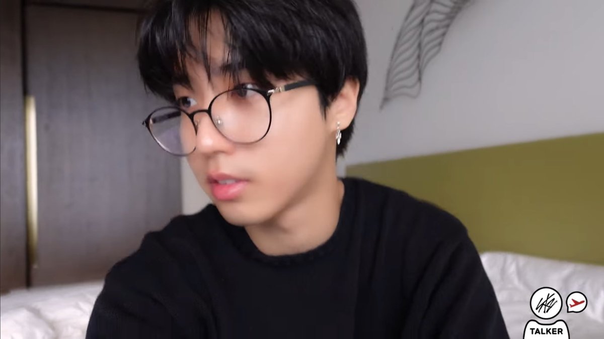 yslcheol's tweet photo. han jisung with specs 🖤 https://t.co/8tDMVdVj0s