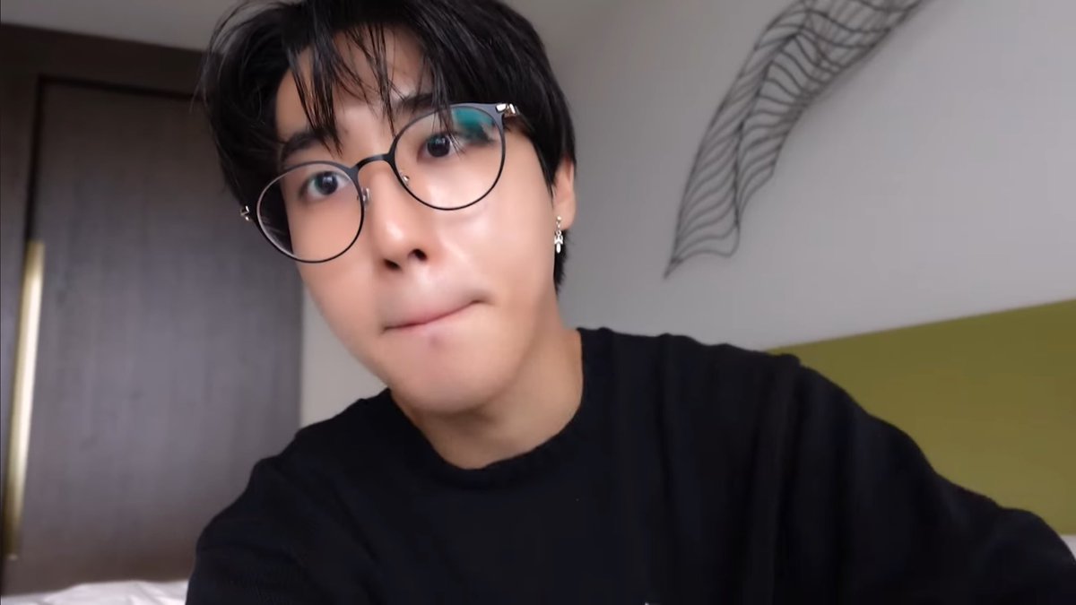 yslcheol's tweet photo. han jisung with specs 🖤 https://t.co/8tDMVdVj0s