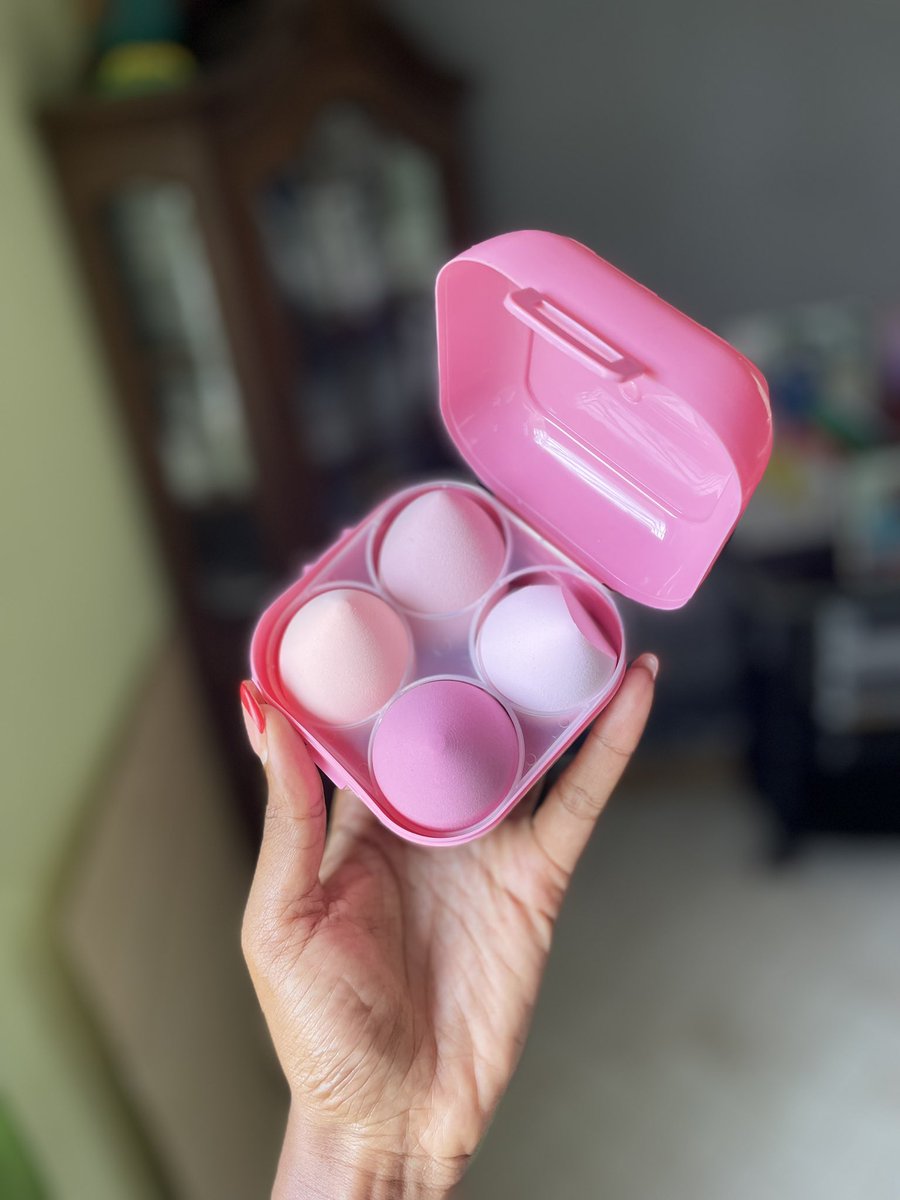 eda_naomie's tweet photo. Les bracelets et le démaquillant sont finis. 

Il reste les masques de visage et de lèvres (1 à 500 et 3 à 1000frs) et les éponges de makeup (1500 la boîte) disponibles en plusieurs couleurs 

Prenez-en pour vous ou offrez à vos proches ☺️

Ps: la Saint-Valentin c’est bientôt 😉 https://t.co/Urnlgp3w3J