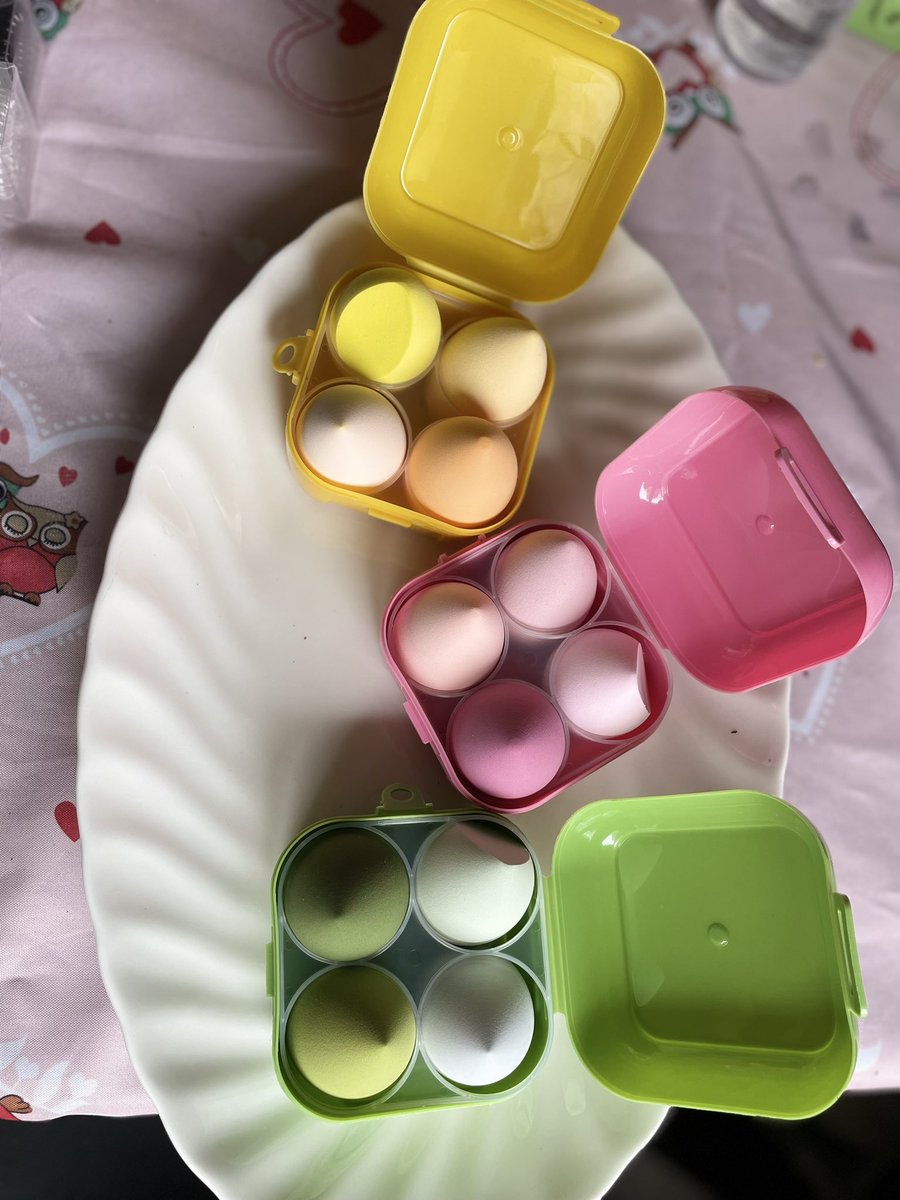 eda_naomie's tweet photo. Les bracelets et le démaquillant sont finis. 

Il reste les masques de visage et de lèvres (1 à 500 et 3 à 1000frs) et les éponges de makeup (1500 la boîte) disponibles en plusieurs couleurs 

Prenez-en pour vous ou offrez à vos proches ☺️

Ps: la Saint-Valentin c’est bientôt 😉 https://t.co/Urnlgp3w3J