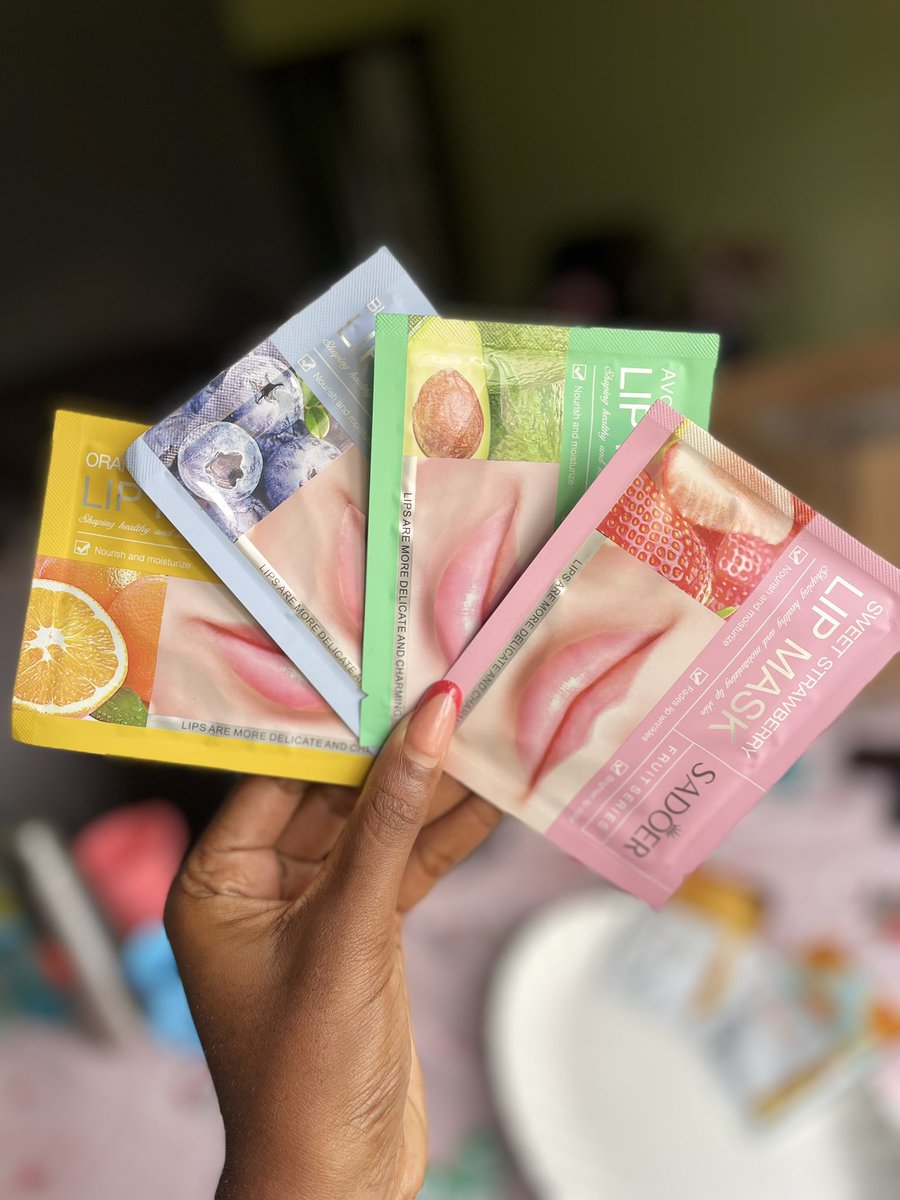 eda_naomie's tweet photo. Les bracelets et le démaquillant sont finis. 

Il reste les masques de visage et de lèvres (1 à 500 et 3 à 1000frs) et les éponges de makeup (1500 la boîte) disponibles en plusieurs couleurs 

Prenez-en pour vous ou offrez à vos proches ☺️

Ps: la Saint-Valentin c’est bientôt 😉 https://t.co/Urnlgp3w3J