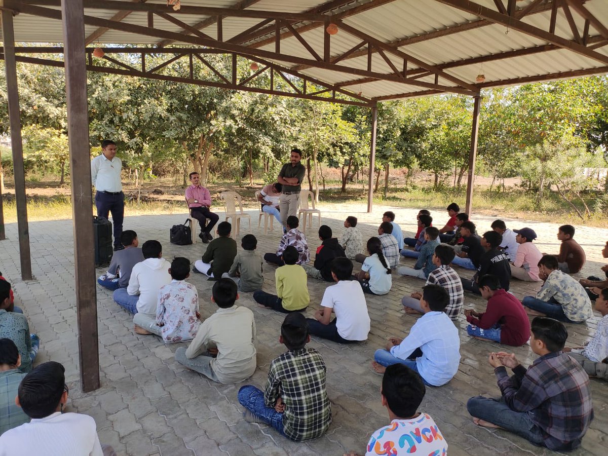 health_bvn's tweet photo. ‘‘ એનીમિયા મુકત ભારત ’’ 
‘‘ તંદુરસ્ત શરીર, તેજસ્વી મગજ ’’

આજે આરોગ્ય ટીમ દ્વારા વરતેજની કુમાર કેન્દ્રવર્તી શાળા ખાતે મુલાકાત કરાઈ. જેમાં એનીમિયા એટલે શું ? અને એનીમિયાના સામાન્ય લક્ષણો વિશે સમજ અપાઈ.
તેમજ આ સાથે શાળાના વિદ્યાર્થી દ્વારા કેળવેલ સમજ અંગે પોતાની પ્રસ્તુતી રજુ કરેલ. https://t.co/DhK4cDkuVn