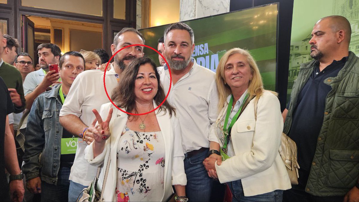 Esta ultraderechista se llama Ana Isabel Dompablo y era líder y tesorera de VOX en Collado Villalba. Ha sido denunciada por usar tarjeta black de dinero público como concejala en gastos de lujo:compras, hoteles y restauración. Los fascistas que hablan de "paguitas" de inmigrantes