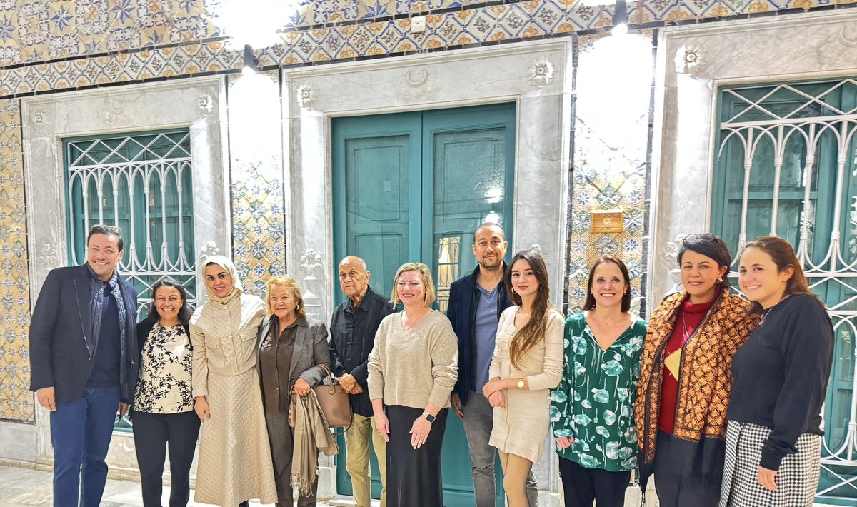 تشرفتُ بلقاء عائلة حميدة بن قاسم في أمسية عائلية دافئة، حيث حظيتُ بفرصة التعرّف على إرثهم العريق في دار بن قاسم كاهية، هذا الصرح الذي يجسّد عراقة التاريخ وعمق الأصالة. زاد اللقاء تألّقًا بحضور نخبة من الزوّار من جامعة هارفارد، مما أضفى على الأمسية طابعًا ثقافيًا مميزًا تخلّلته