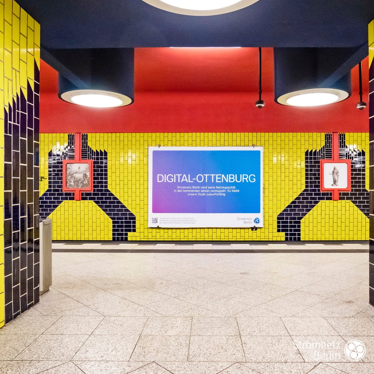 Mit Bezirksstadtrat <a href="/ChrBrzezinski/">Christoph Brzezinski</a> haben wir die Plakate unserer Bürger*innenrats-Kampagne vor dem <a href="/bacwberlin/">Bezirksamt Charlottenburg-Wilmersdorf</a> vorgestellt. 

Unter anderem bedingt durch die #Digitalisierung muss das Berliner #Stromnetz in den kommenden Jahren deutlich ausgebaut werden.