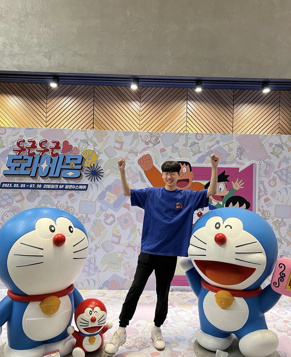 ranzbbu3's tweet photo. 이사진의 포인트는 도라에몽이랑 포즈를 똑같이 한 걸로 모자라서 윙크마저 따라했단 점임 귀여운자식.. https://t.co/XkFhJ6f5uX