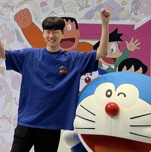 ranzbbu3's tweet photo. 이사진의 포인트는 도라에몽이랑 포즈를 똑같이 한 걸로 모자라서 윙크마저 따라했단 점임 귀여운자식.. https://t.co/XkFhJ6f5uX