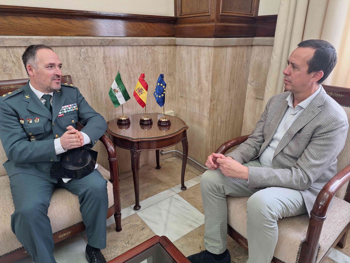 📍 El subdelegado  <a href="/JosemMartinFdez/">José Mª Martín Fdez.</a>, recibe al TCol Manuel Ruiz Jiménez tras su reincorporación a la Comandancia <a href="/gcalmeriaopc/">Guardia Civil Almería</a>.
Será el interlocutor de los delitos de odio, en el ámbito de Guardia Civil y miembro de la Red Nacional de Responsables Policiales sobre desaparecidos