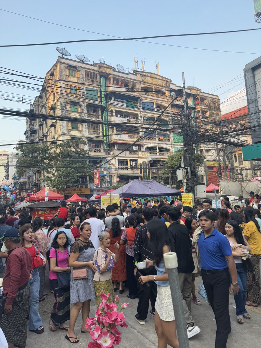 hm_myanmar's tweet photo. ミャンマーもチャイニーズニューイヤーで祝日。ヤンゴンのチャイナタウンは人でいっぱい。 https://t.co/Y0anSQdPGY