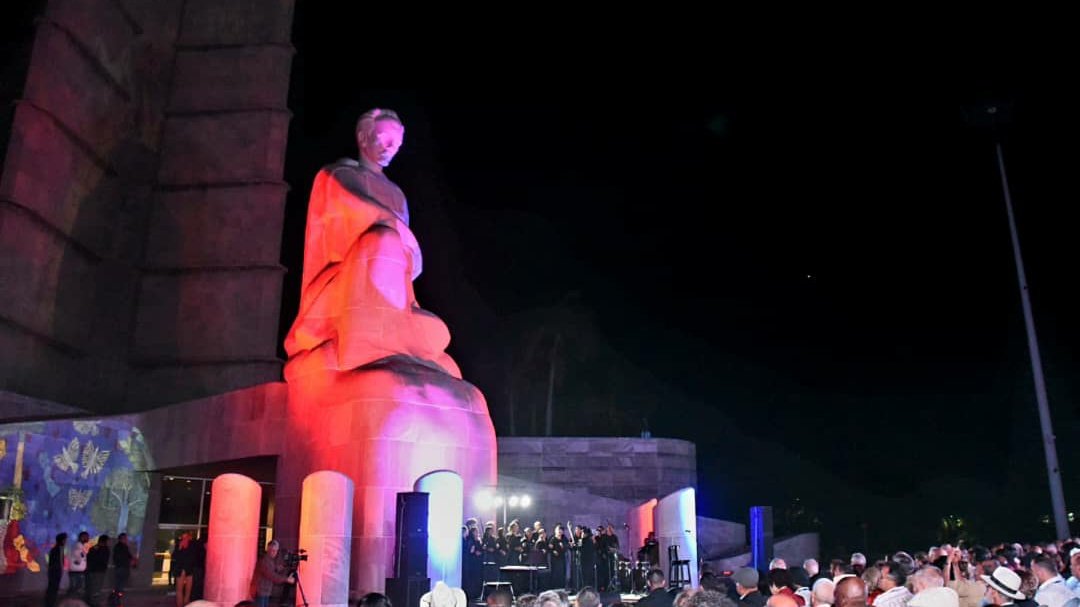 Con la presencia del 1er Secretario del CC <a href="/PartidoPCC/">Partido Comunista de Cuba</a> <a href="/DiazCanelB/">Miguel Díaz-Canel Bermúdez</a>, <a href="/DrRobertoMOjeda/">Dr. Roberto Morales Ojeda</a> y los delegados a la VI Conferencia Internacional "Por el Equilibrio del Mundo", se celebró ante el Memorial José Martí gala homenaje a nuestro Héroe Nacional. #DeCaraAlSol