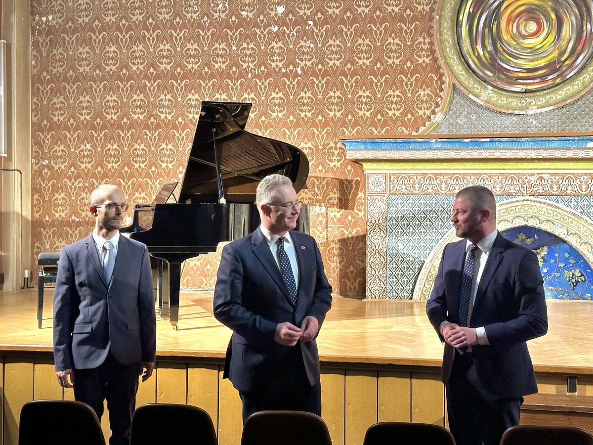 UKinSlovakia's tweet photo. V meste #Malacky sme navštívili historickú budovu synagógy, v ktorej krásnych priestoroch sa v súčasnosti nachádza Základná umelecká škola. 🕍🎶🎨🎭

Umenie ju tak napĺňa radosťou a životom aj dlho po tom, čo miestna židovská komunita aj v dôsledku holokaustu zanikla. ❤️‍🩹 1/3 https://t.co/WjRCRf3eZd