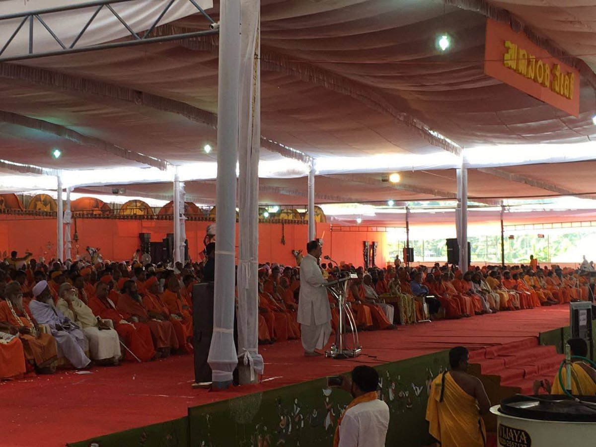 #Archives2017 
Dr Subramanian Swamy ji at Mangalore, addressing mammoth gathering of Hindu Sants and people of Mangala Gauyatra Conference for Protection of Cow💥 

<a href="/Swamy39/">Subramanian Swamy</a> ji introduced Cow Protection Bill in Parliament then later pulled out on <a href="/BJP4India/">BJP</a> request! 

<a href="/RSSorg/">RSS</a>