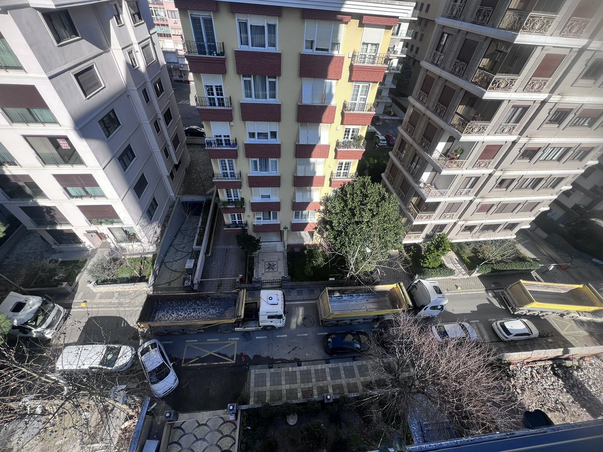 SCNSL's tweet photo. @kadikoybelediye . Tek bir sokağa aynı anda 4 inşaat izni veren sevgili belediyemiz. Evimize giremiyoruz. Trafik zaten felaket, inşaatlardan dolayı yok olan kaldırımlarda arabalar park halinde, ses gürültü saygısızsızlık zaten alıştırdığınız özellikler. https://t.co/rl9Vu4w8wD