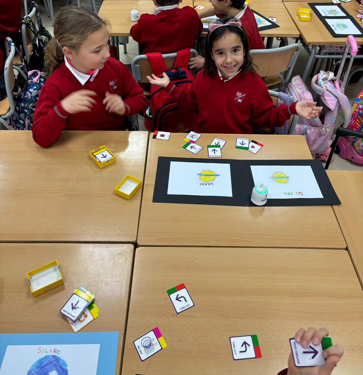 C_Penalvento's tweet photo. ¡Comenzamos a trabajar en Primaria con los nuevos robots True true! Un recurso muy atractivo para mejorar y afianzar algunos de los conceptos de diferentes asignaturas de manera transversal en 1º, 2º y 3º. ¡Qué divertido es aprender! #Educare #FormandoPersonas https://t.co/b5GVQkKogl