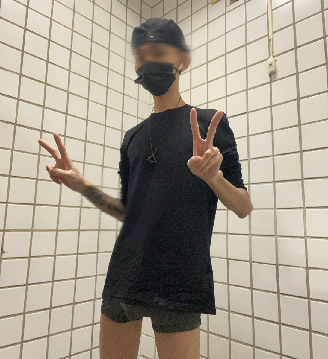 有人要帶我出門走走嗎？ʕ •ᴥ•ʔ
小色一下 衣服還要穿的吧～