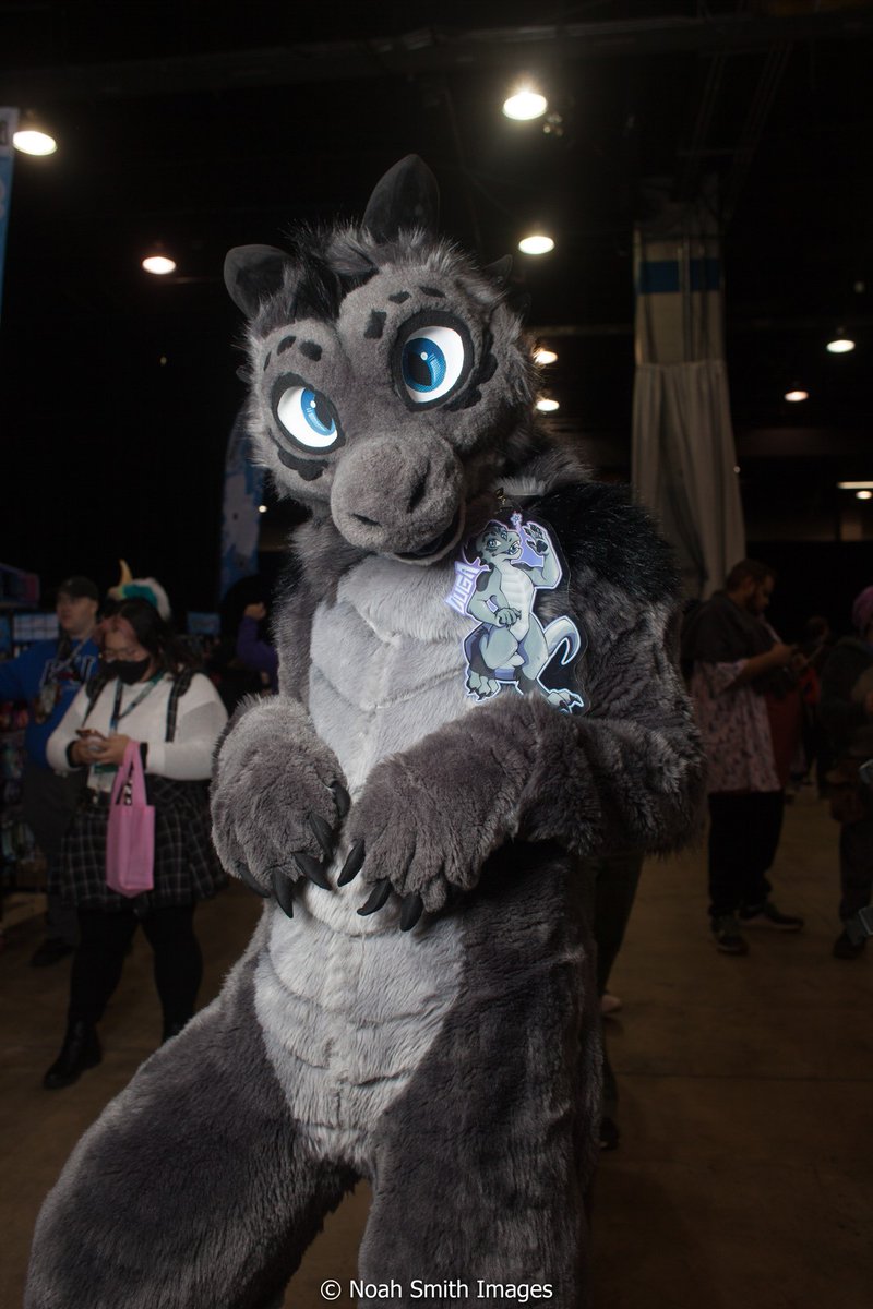 Owner VS Sona

(Lore: notice how the same red light is in the background?)