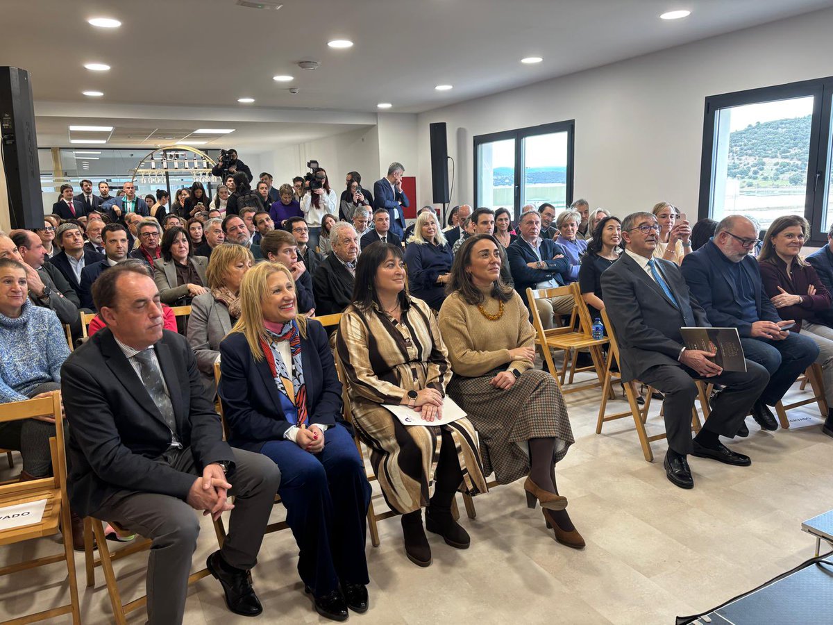 MariaGlezCorral's tweet photo. El @TorreznodeSoria es un emblema de #CyL, por eso los productores tienen el compromiso de la @jcyl para impulsar el funcionamiento de la #IGP.  Mi más sincera enhorabuena a la familia Moreno Sáez por su nueva fábrica en Garray, un ejemplo de emprendimiento y futuro para Soria. https://t.co/OqesMudKPG