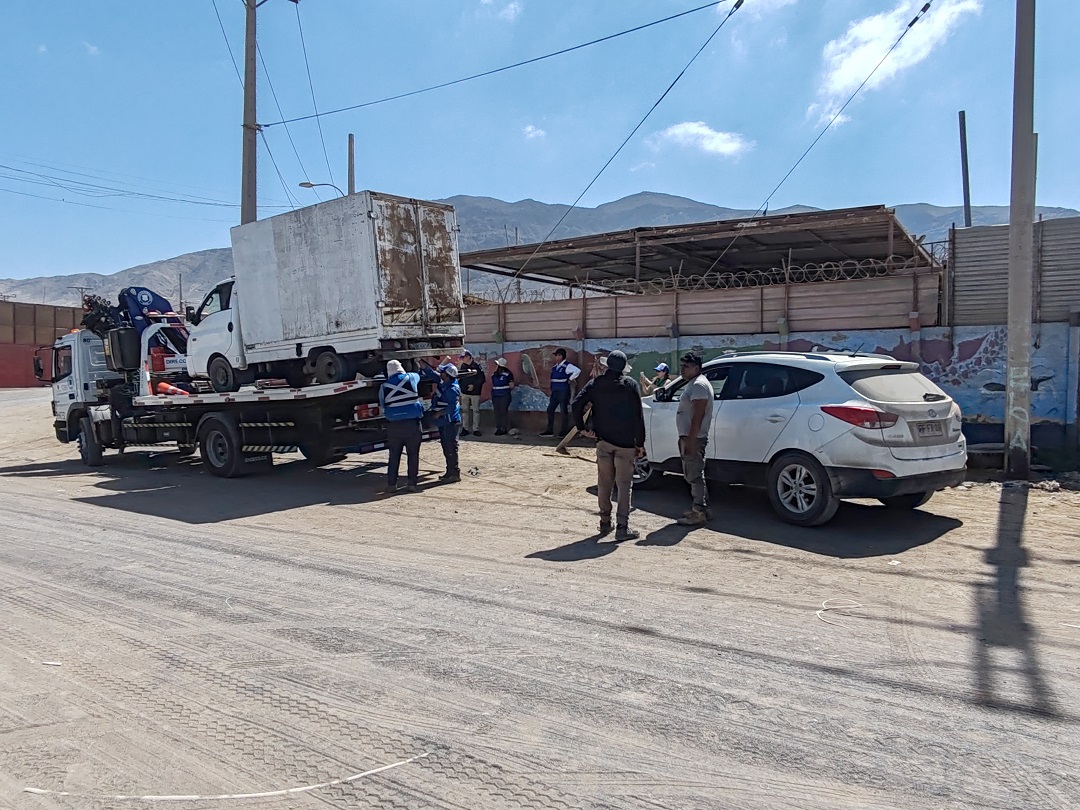 DPRAntofagasta's tweet photo. 🚨Cuatro vehículos retirados de circulación y un detenido en fiscalización vehicular en las inmediaciones del ex vertedero municipal #LaChimba #Antofagasta
📱💻 Lee la nota completa en el link
https://t.co/SGMWFb2VK5 https://t.co/DhJHsQopB7