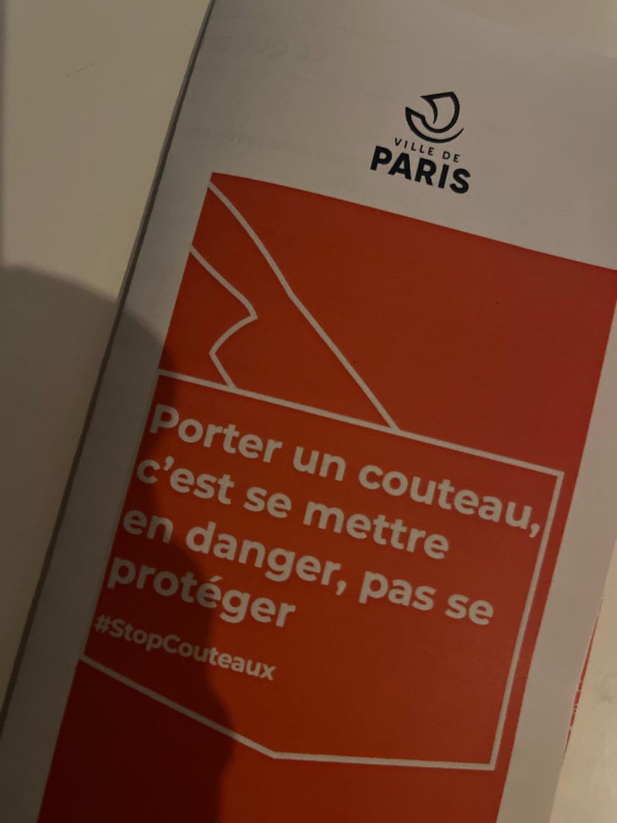 FrDesouche's tweet photo. Jusqu'à l'époque de nos grand-parents, les petits garçons recevaient souvent un couteau pour leurs 6 ans avec lequel il taillaient leurs petits jouets en bois, mangeaient à l'école... sans que ça n'ait jamais posé le moindre problème de violence. https://t.co/lzt0YuKvXM