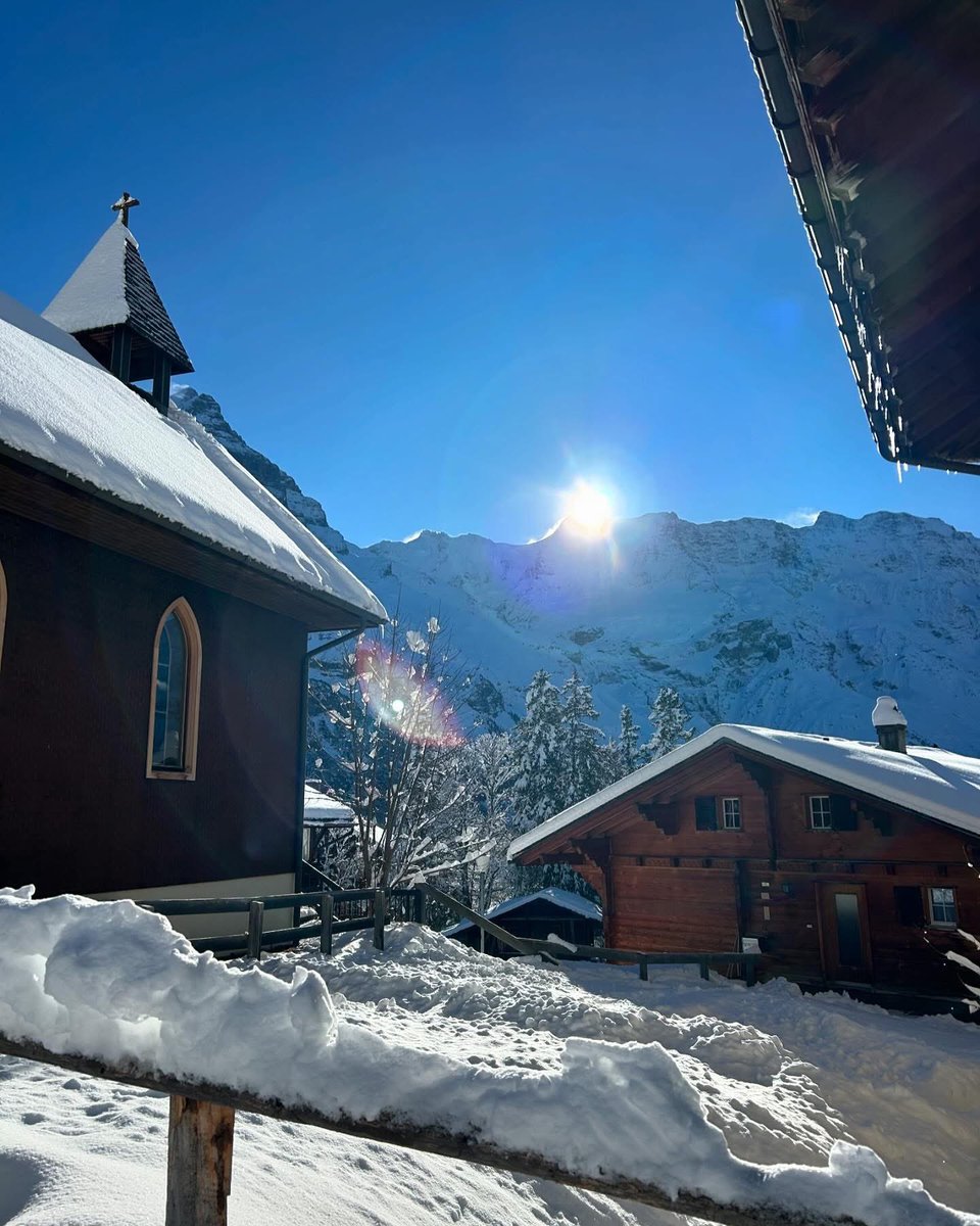 Bluebird conditions after the recent snow!

Village(1638m): 95cm
Türliboden(2332m): 242cm
Avalanche:  3🚨

#murren #schilthorn #swissalps #switzerland #ThePhotoHour #SnowHour #StormHour #jungfrauregion