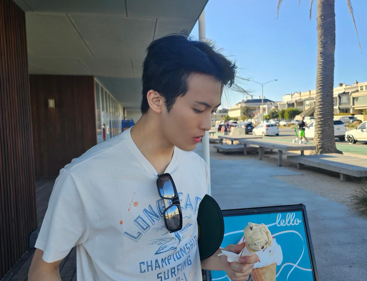 markmoIo's tweet photo. aku deserve cowok penyayang, royal, jago main gitar, sopan, ramah, lovlang aos, woa, baik hati, soft spoken, pekerja keras, penyabar, iya maksudnya mark lee 🙏🏻 https://t.co/ZieenRXMwn