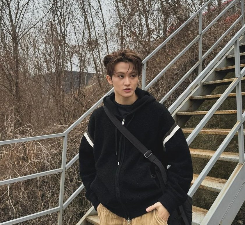 markmoIo's tweet photo. aku deserve cowok penyayang, royal, jago main gitar, sopan, ramah, lovlang aos, woa, baik hati, soft spoken, pekerja keras, penyabar, iya maksudnya mark lee 🙏🏻 https://t.co/ZieenRXMwn