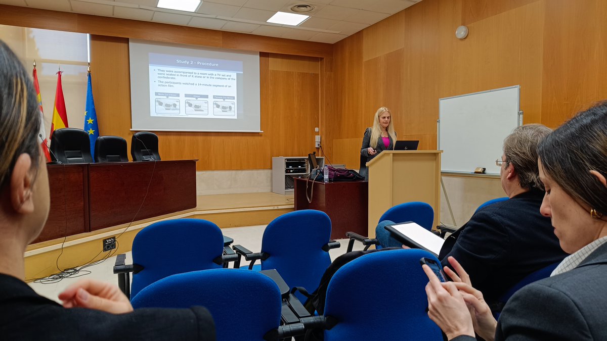 ⬇️ Os dejamos algunas imágenes de la interesantísima conferencia de la que hemos disfrutado esta mañana en la Facultad de <a href="/ccss_usal/">CCSS USAL</a>

🧠 Hemos reído, aprendido y reflexionado con la Dra. Nurit Tal-Or, a la que agradecemos enormemente que haya compartido su tiempo con nosotrxs