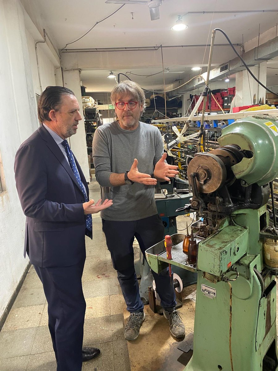 conselleriaEOE's tweet photo. 👞🧵 Les #IllesBalears compten amb una rica tradició en el teixit industrial del tèxtil i el calçat, fonamentals per a l'economia i la creativitat de la comunitat.
📍 Visitam la fàbrica de calçat Tiamer a #Mancor i la fàbrica de teixit @teixitsriera a #Lloseta. https://t.co/2Sydl2yS2z