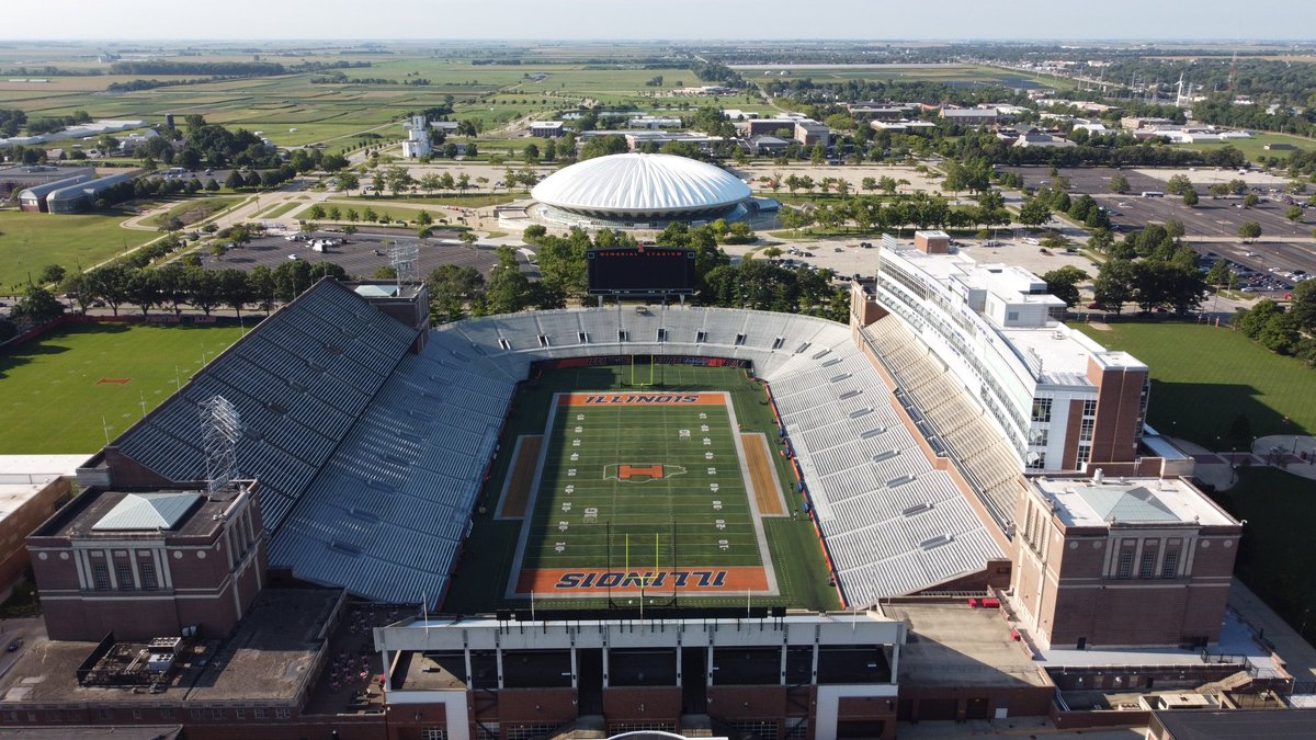 CFBHome's tweet image. Stadium of the Morning 🥞

🏟️ Memorial Stadium 
✔️ Capacity 60,670
📍 Champaign, Illinois

Home of @IlliniFootball 

Last photo by @cfbcampustour