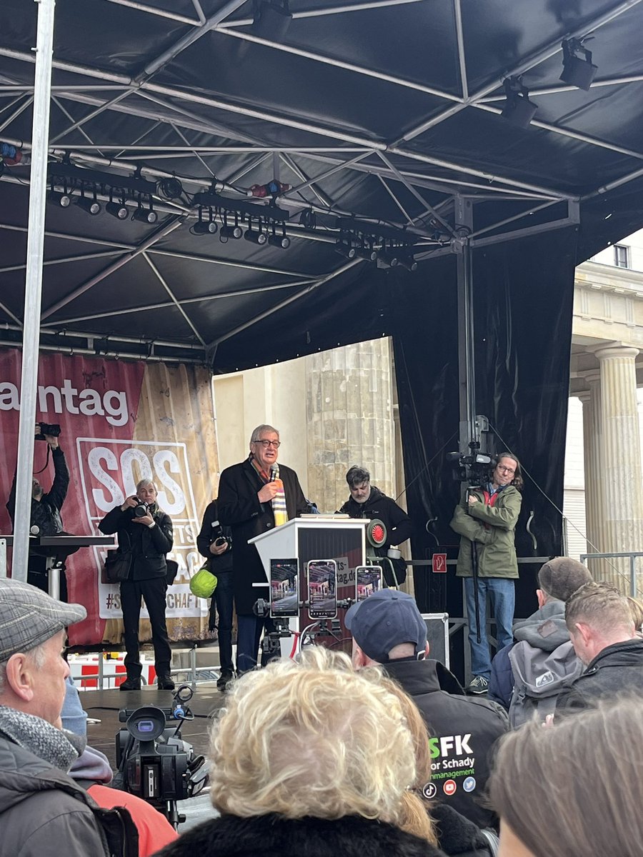 Erster Redner Arndt Kirchhoff, Präsident <a href="/unternehmer_nrw/">unternehmer nrw</a>. „Es entscheidet sich jetzt, ob 🇩🇪 ein starkes Industrieland bleibt, oder ein Industriemuseum wird.“
#soswirtschaft <a href="/CEEMET/">Ceemet</a> <a href="/insm/">INSM</a>