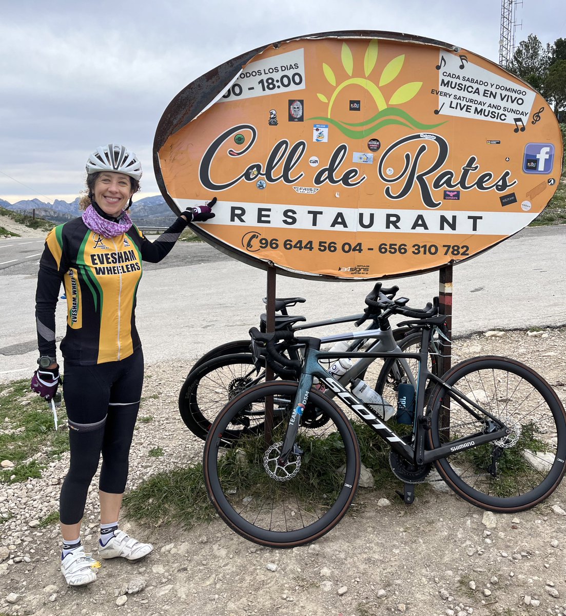 helengoth's tweet photo. Club colours for ride up #CollDeRates from Tarbena/Bolulla side! Today’s pro team spot @XDSAstanaTeam! #Cycling #CostaBlanca 🇪🇸🚴♀️🏔️ https://t.co/AJFtjpZt32