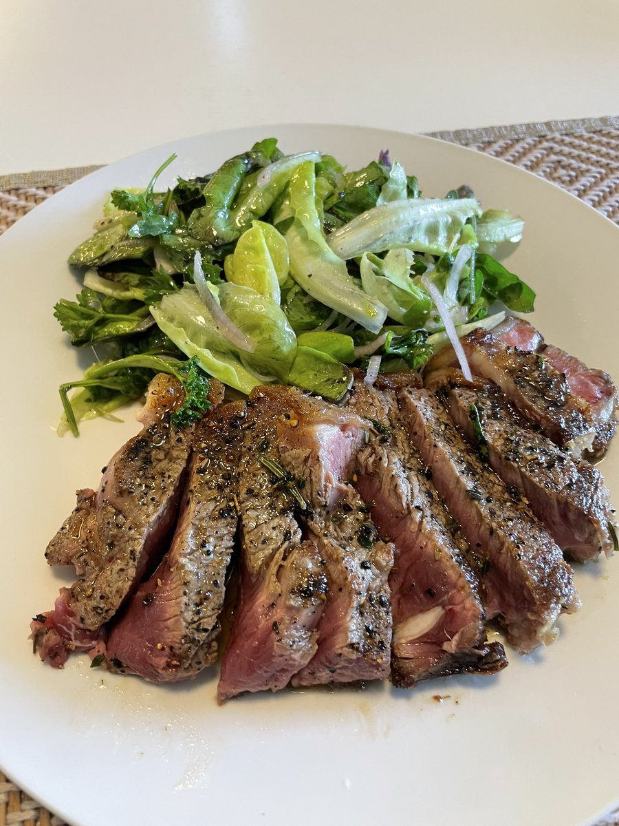 * Uma conversa franca sobre salada*

“Será possível quebrar a santa trindade do tomate, alface e cebola crua?”

Para leres agora no LNL: guialnl.com/2025/01/22/uma…