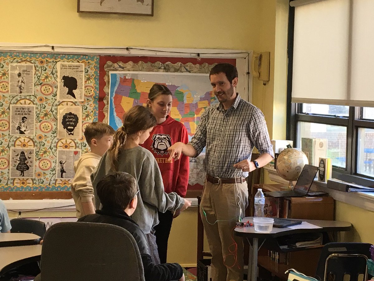 JenCosbyBES's tweet image. Pianos & Oranges makes for a curious learning experience. Thank you Mr. Mock for educating our students on conductors, insulators, & electricity using Makey Make. “This is soooo cool!” Stellar lesson! Everyone is a Science person, #ChangeTheStory
@MrMeiller